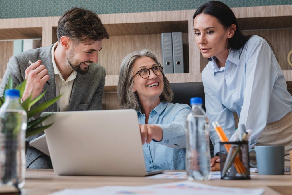 Rechtsexpertin prüft den Text auf Konstizenz