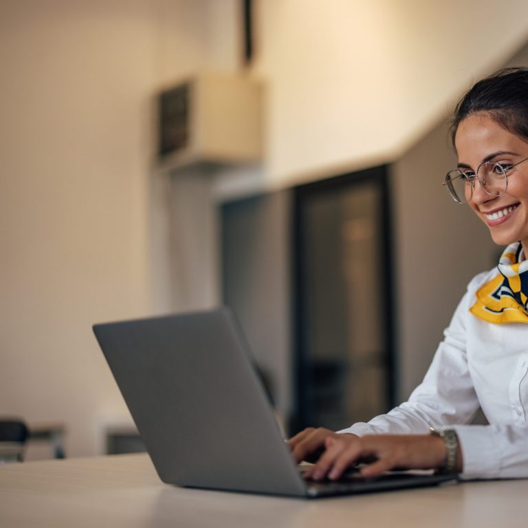 Content Creatorin sitzt am Laptop