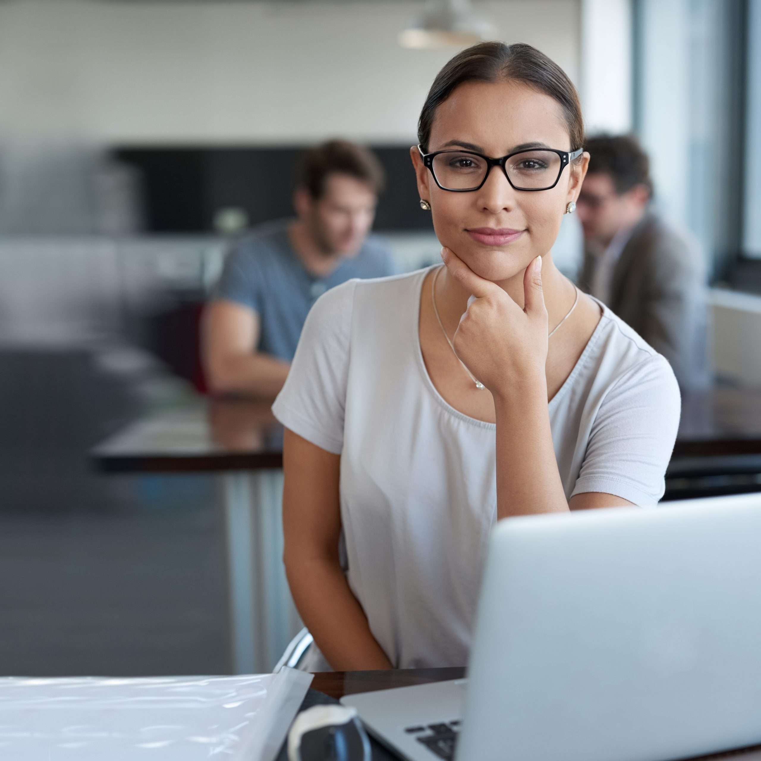 Content Marketing Managerin vor Ihrem Laptop
