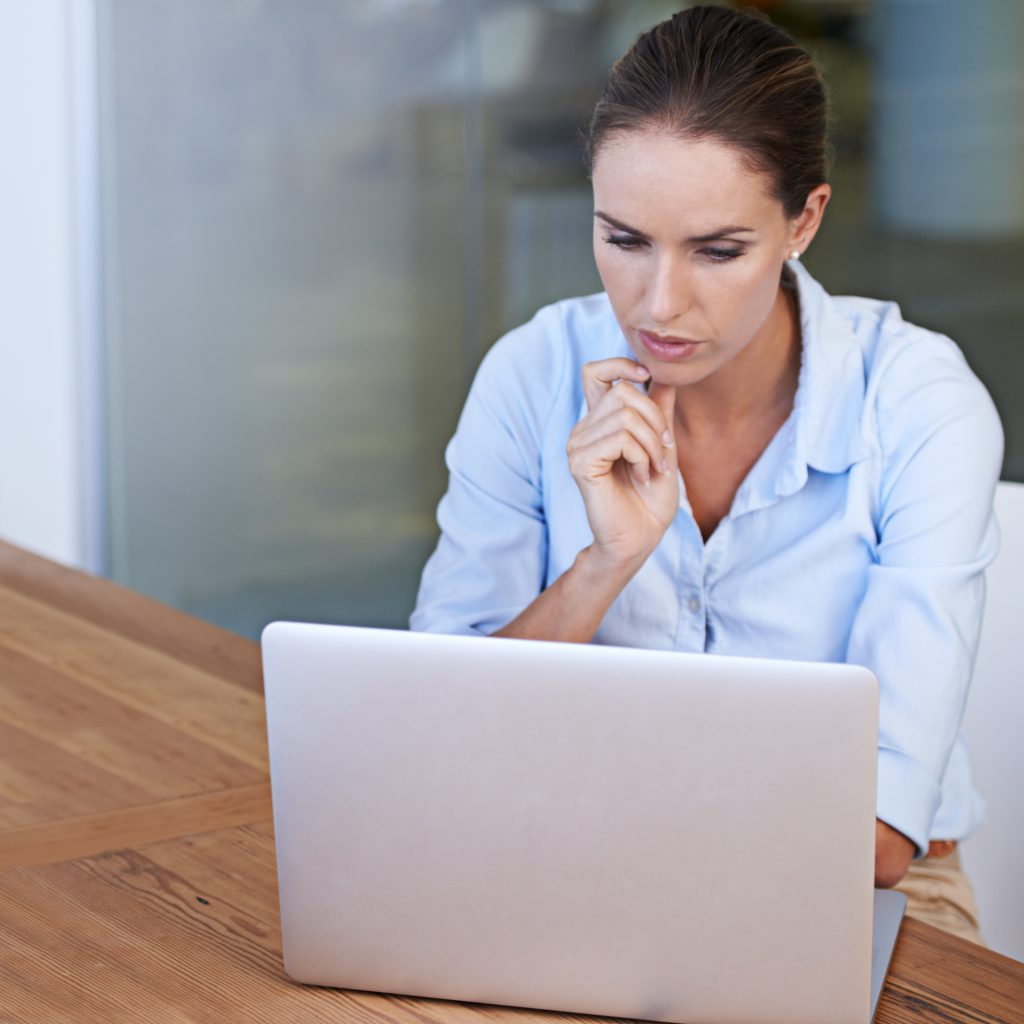 Frau schreibt Texte am Laptop um