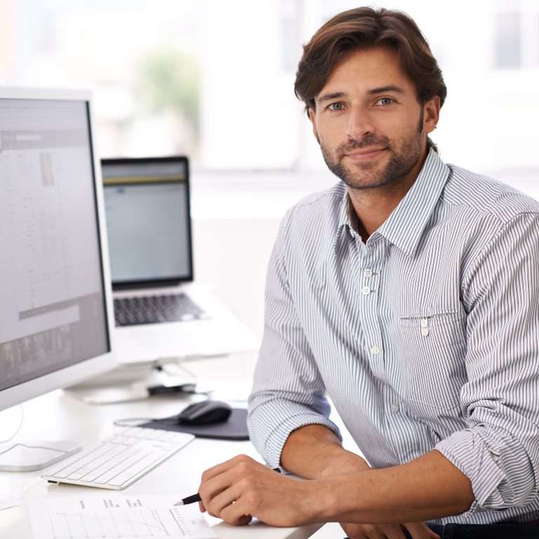 Mitarbeiter im Office am Laptop